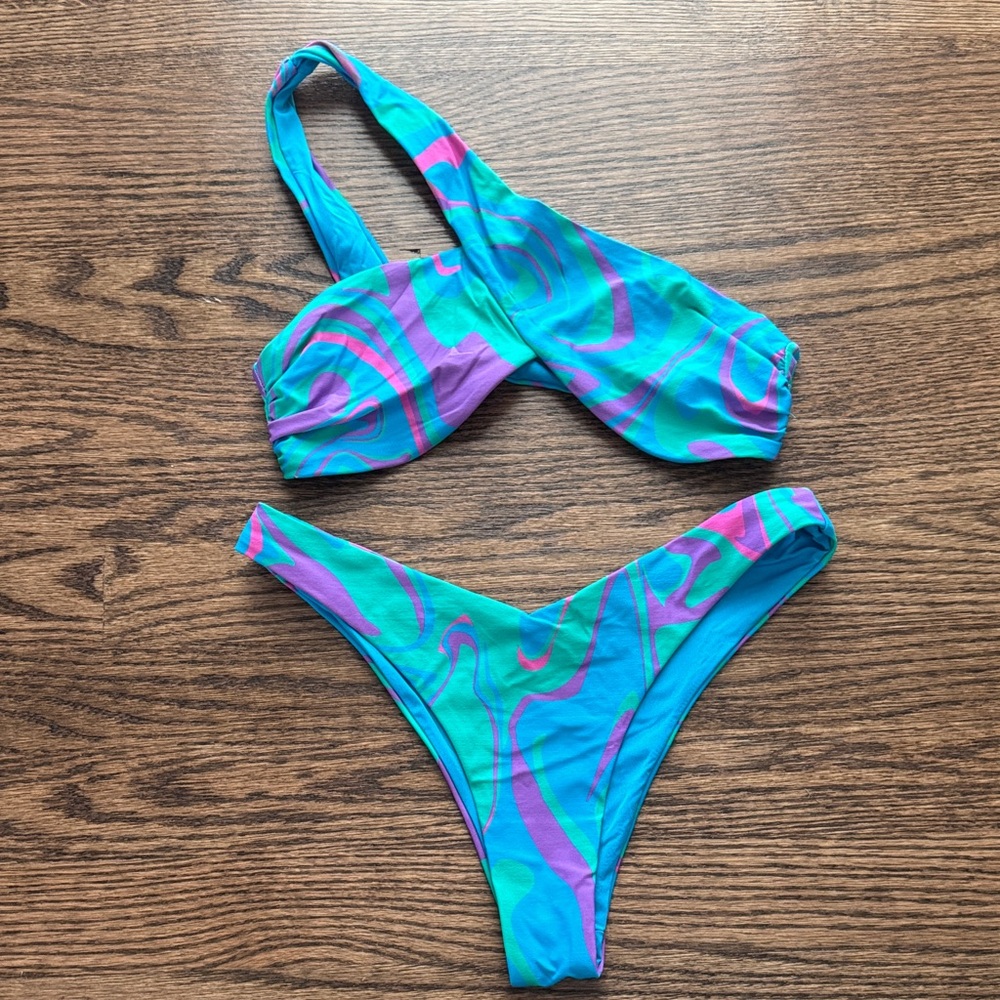 WEWOREWHAT One-Shoulder Bikini Set